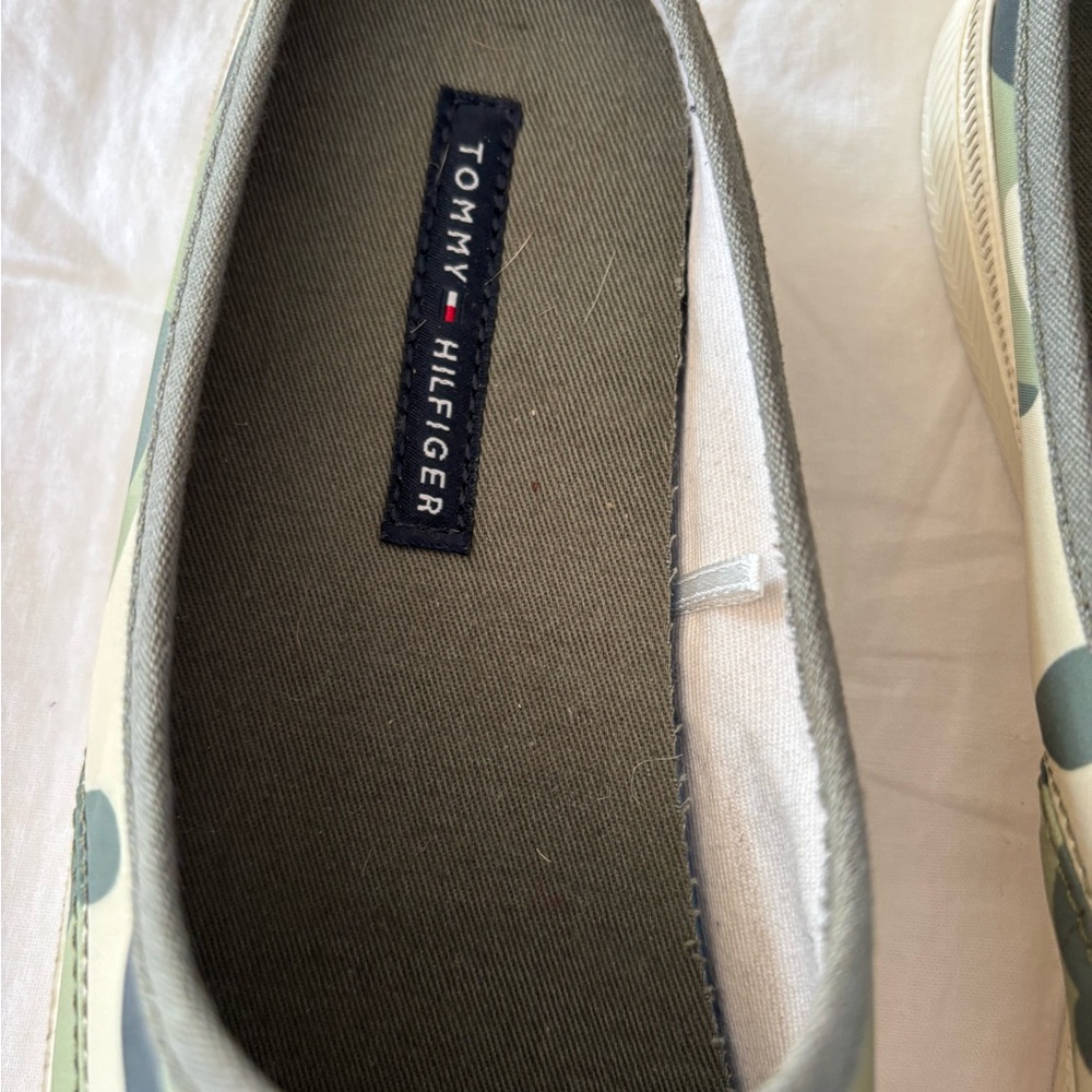 Tommy Hilfiger camo slide on‎ shoes. Nylon canvas write orange embroidered logo. - Picture 7 of 8
